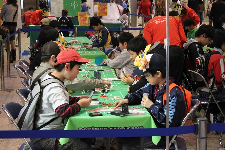 Twee spelers midden in een partij Pokémon TCG