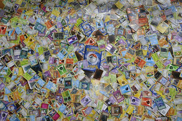 Een verzameling Pokémon kaarten uitgestald