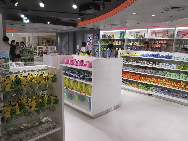 Kaartpakjes en dozen op de winkelschappen