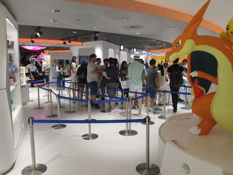 Klanten tussen de schappen van een Pokémon Center